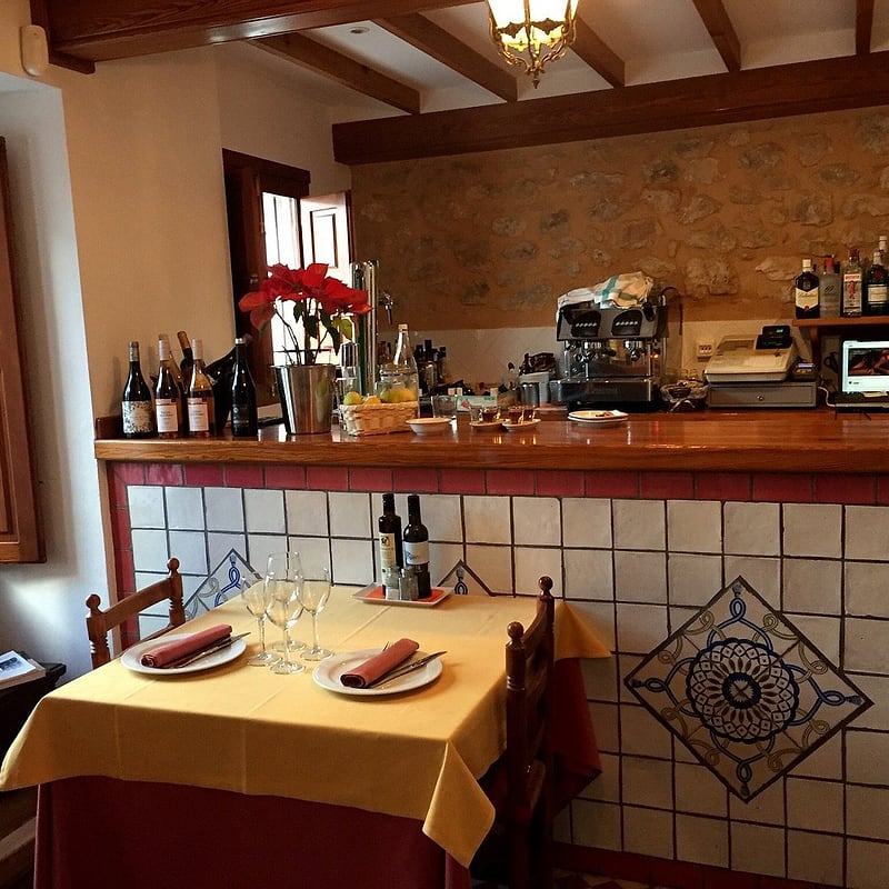 Barra de fusta amb rajola tradicional i vins de la comarca