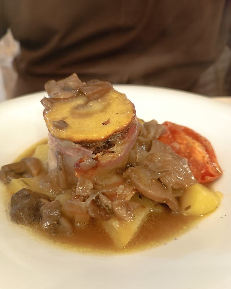 Solomillo de porc farcit amb salsa de bolets i patates