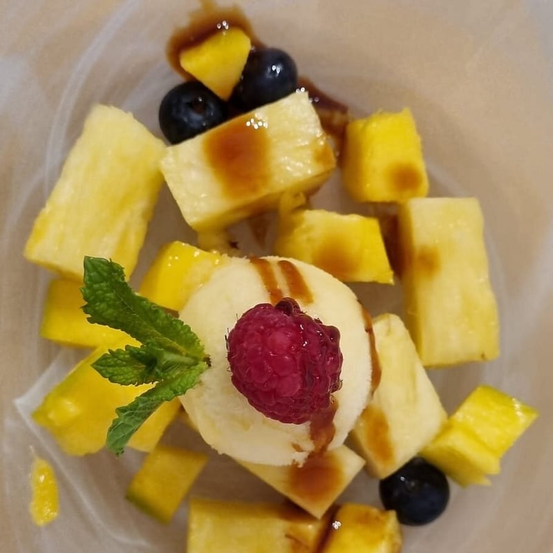 Carpaccio de pinya amb gelat de coco i fruits vermells