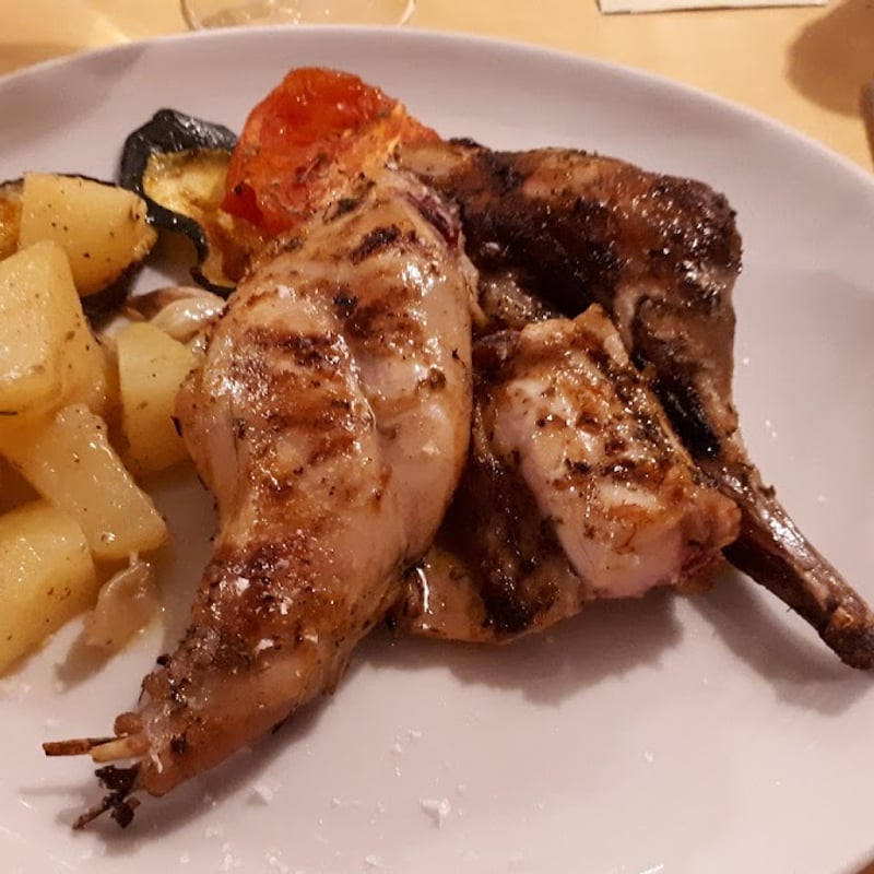 Conill a la brasa amb patates i verdures