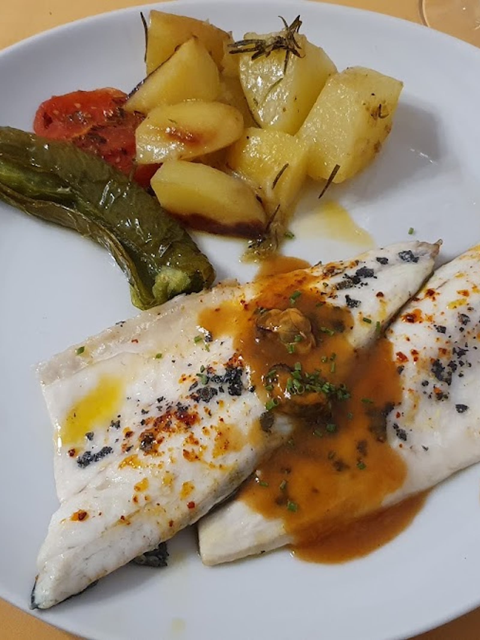 Llobina a la planxa amb patates i verdures